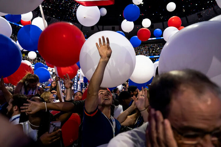 Los globos caen durante el último día de la Convención Nacional Demócrata en Chicago, Illinois, el 22 de agosto de 2024. (Madalina Vasiliu/The Epoch Times)