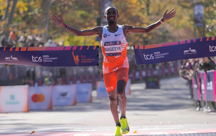 El holandés Abdi Nageeye cruza la línea de meta para ganar la categoría masculina del Maratón de la Ciudad de Nueva York, el 3 de noviembre de 2024. (Frank Franklin II/AP Photo)