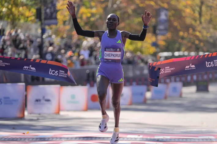 La keniana Sheila Chepkirui cruza la línea de meta para ganar la división femenina del Maratón de la Ciudad de Nueva York, el 3 de noviembre de 2024. (Frank Franklin II/AP Photo)