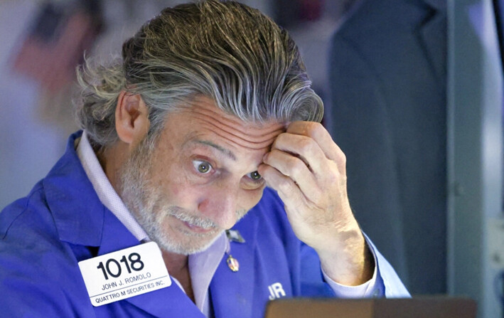 Un operador trabaja en la Bolsa de Valores de Nueva York (NYSE) antes del cierre de la sesión, en la ciudad de Nueva York, el 5 de agosto de 2024. (Charly Triballeau/AFP vía Getty Images)