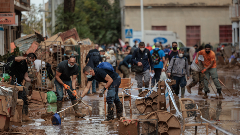 Continúan el 3 de noviembre de 2024 por quinto día consecutivo las labores de limpieza y desescombro en Paiporta, Valencia, uno de los municipios gravemente afectados por el paso de la DANA el pasado martes, 29 de octubre de 2024. EFE/Biel Aliño