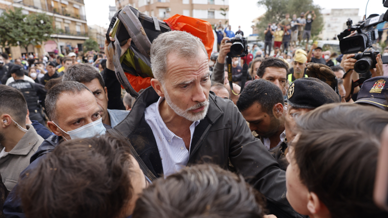 El rey Felipe habla con vecinos indignados, durante su visita a Paiporta este domingo. (EFE/Ana Escobar)