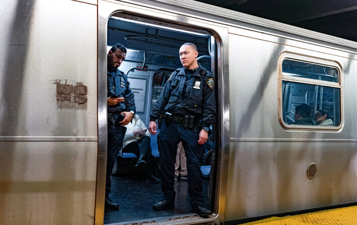 Oficiales del Departamento de Policía de Nueva York a bordo de un tren en la estación de metro de West Fourth Street, en Nueva York, el 13 de enero de 2024. (Peter K. Afriyie/AP Photo, Archivo)