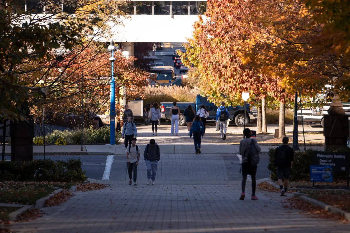 Gente camina por el campus de la Universidad de Lehigh en Bethlehem, Pensilvania, el 25 de octubre de 2024. (Madalina Vasiliu/The Epoch Times)