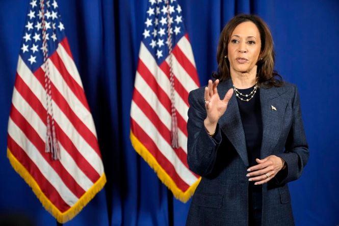 La vicepresidenta Kamala Harris, candidata presidencial demócrata, habla con los periodistas tras pronunciar un discurso en un servicio religioso en la Iglesia Institucional Greater Emmanuel de Dios en Cristo, en Detroit, el 3 de noviembre de 2024. (Jacquelyn Martin/Foto AP)