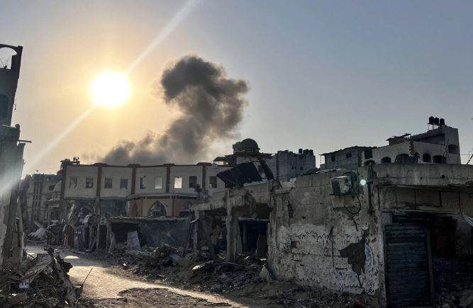 Humo tras un bombardeo israelí en Beit Lahia, en el norte de la Franja de Gaza, el 1 de noviembre de 2024. (AFP vía Getty Images)