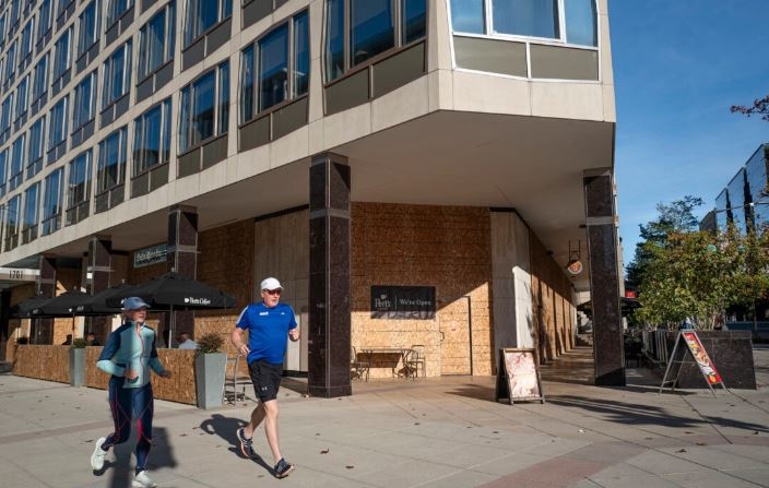 A pocas manzanas de la Casa Blanca, los comercios del Distrito de Columbia tapian sus escaparates antes de la jornada electoral. Vista del 3 de noviembre de 2024 en Washington. (Madalina Vasiliu/The Epoch Times)