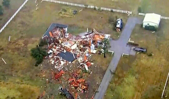 El daño causado por un tornado en un vecindario cerca de 89th y S. Sooner Road en North Moore, Oklahoma, el 3 de noviembre de 2024. (KOCO vía AP)