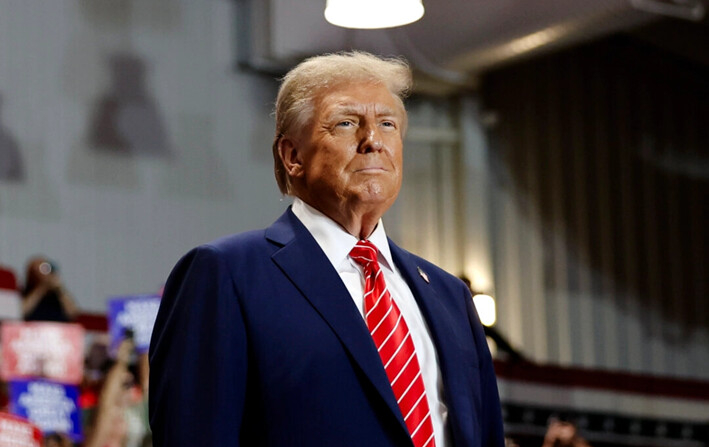 El candidato presidencial republicano y expresidente Donald Trump saluda a sus seguidores durante un evento de campaña en Rocky Mount, Carolina del Norte, el 30 de octubre de 2024. (Chip Somodevilla/Getty Images)