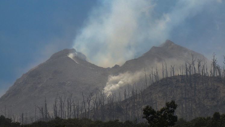 El volcán Lewotobi Laki-Laki emite humo desde el pueblo de Klatanlo, en la regencia de Flores Oriental, Nusa Tenggara Oriental, tras entrar en erupción durante la noche del 4 de noviembre de 2024. (Arnold Welianto/AFP vía Getty Images)