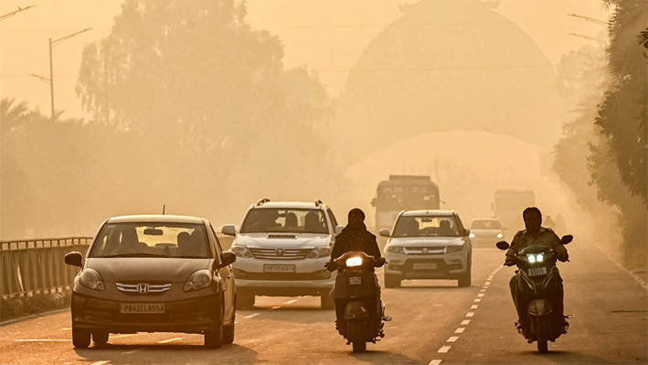 Viajeros recorren una calle envuelta en smog en las afueras de Amritsar el 4 de noviembre de 2024. (NARINDER NANU/AFP vía Getty Images)