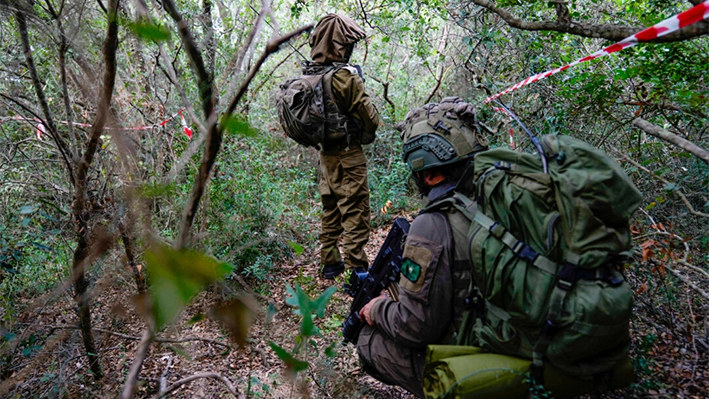 Soldados israelíes durante una operación terrestre en el sur del Líbano, cerca de la frontera con Israel, el domingo 13 de octubre de 2024. (AP Photo/Sam McNeil)