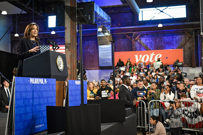 La candidata demócrata a la presidencia Kamala Harris habla durante un mitin de campaña en Filadelfia, el 27 de octubre de 2024. (Saul Loeb/AFP vía Getty Images)