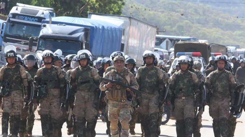 Integrantes de la Policía Militar caminan para intervenir una vía bloqueada el 4 de noviembre de 2024, en Mainara (Bolivia). EFE/ Juan Carlos Torrejon