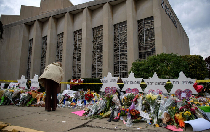 Los dolientes visitan el monumento conmemorativo frente a la sinagoga del Árbol de la Vida en Pittsburgh, Pensilvania, el 31 de octubre de 2018. (Jeff Swensen/Getty Images)