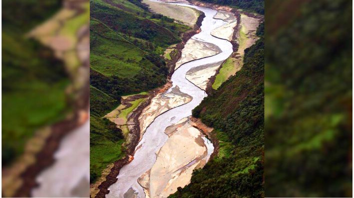 Vista del río Paute que alimenta el caudal de agua de la represa Paute, en Peñas Coloradas, Ecuador, vista el 10 de noviembre de 2009. (PABLO COZZAGLIO/AFP vía Getty Images)