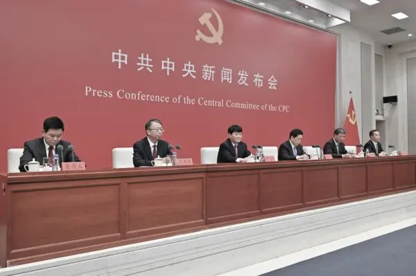 Funcionarios asisten a una rueda de prensa para la Tercera Sesión Plenaria del XX Comité Central en Beijing el 19 de julio de 2024. (Adek Berry/AFP)