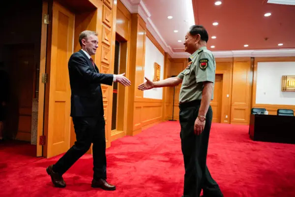 El asesor de Seguridad Nacional de Estados Unidos, Jake Sullivan (izq.), estrecha la mano de Zhang Youxia, vicepresidente de la Comisión Militar Central de China, antes de una reunión en el edificio Bayi de Beijing, el 29 de agosto de 2024. (Ng Han Guan/POOL/AFP vía Getty Images)