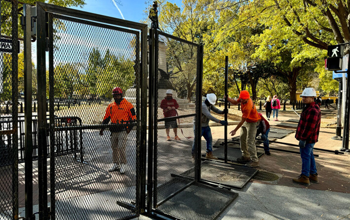 Instalación de una valla de seguridad alrededor de Lafayette Square mientras se realizan las obras para el desfile inaugural presidencial cerca de la Casa Blanca, en Washington, DC, el 3 de noviembre de 2024. (DANIEL SLIM/AFP vía Getty Images)