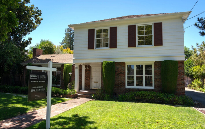 Una casa para la venta en un barrio residencial de San José, California, el 15 de agosto de 2024. (Loren Elliott/Getty Images)