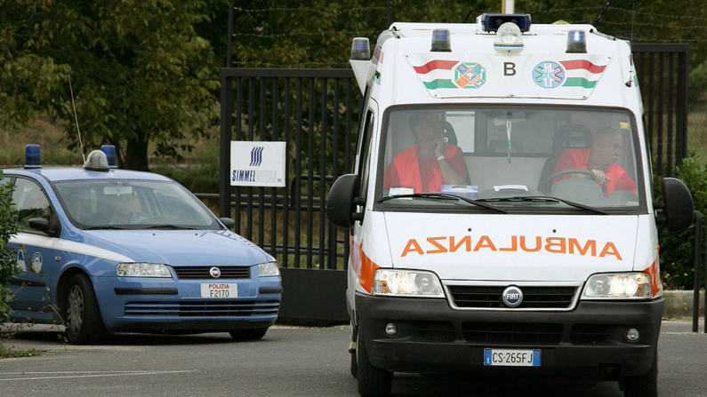 La policía italiana y una ambulancia en una imagen de archivo. (Andreas Solaro/AFP vía Getty Images)