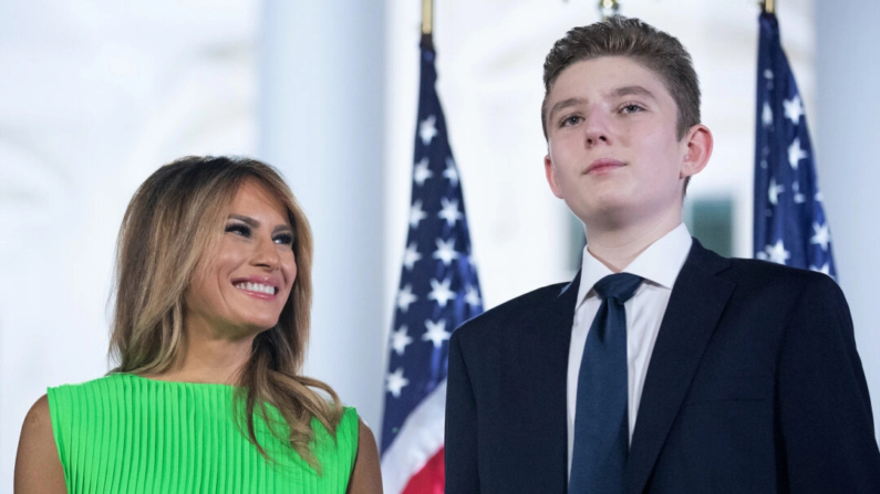 La primera dama Melania Trump (I) mira a su hijo Barron Trump después de que el presidente de Estados Unidos, Donald Trump, pronunciara su discurso de aceptación de la candidatura presidencial republicana en el Jardín Sur de la Casa Blanca el 27 de agosto de 2020. (Chip Somodevilla/Getty Images)