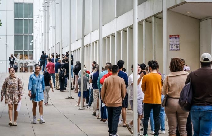 La gente espera en fila para votar en el último día de votación anticipada en el High Museum of Art de Atlanta el 1 de noviembre de 2024. (Elijah Nouvelage/AFP vía Getty Images)