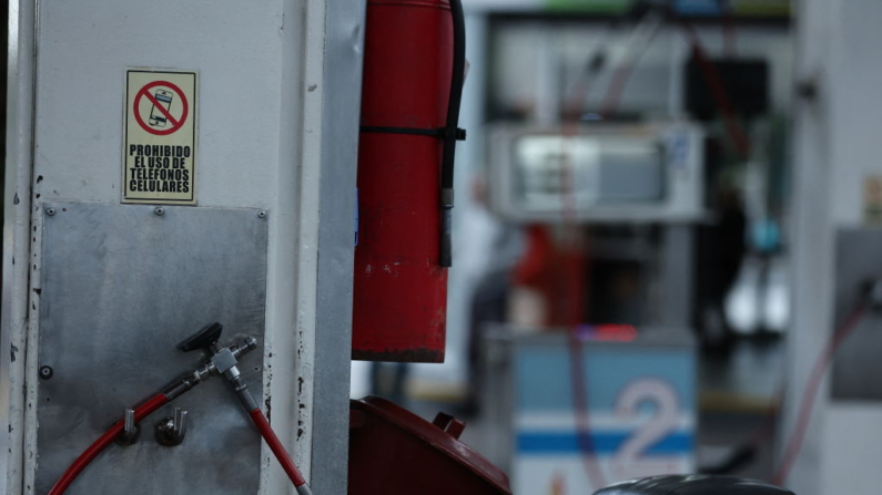 Una manguera de gas cuelga de una estación de servicio cerrada de gas natural comprimido (GNC) en Buenos Aires (Argentina) el 29 de mayo de 2024. (Alejandro Pagni/AFP vía Getty Images)