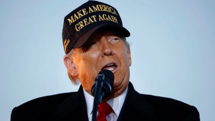 El candidato presidencial republicano y expresidente Donald Trump habla durante un mitin de campaña en Kinston Regional Jetport en Kinston, Carolina del Norte, el 3 de noviembre de 2024. (Chip Somodevilla/Getty Images)