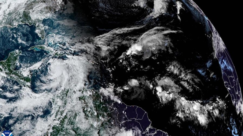 Imagen cedida por el Centro Nacional de Huracanes (NHC) estadounidense del pronóstico de cinco días del paso de la tormenta Rafael por el Caribe hacia el Golfo de México. EFE/ Centro Nacional de Huracanes