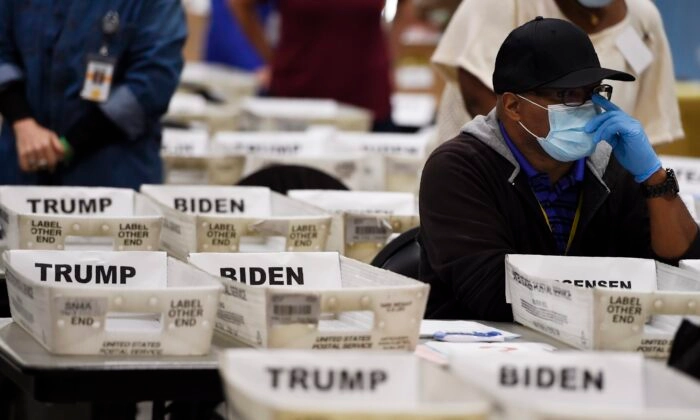 Funcionarios electorales clasifican papeletas durante una auditoría en Marietta, Georgia, el 13 de noviembre de 2020. (Mike Stewart/Foto AP)