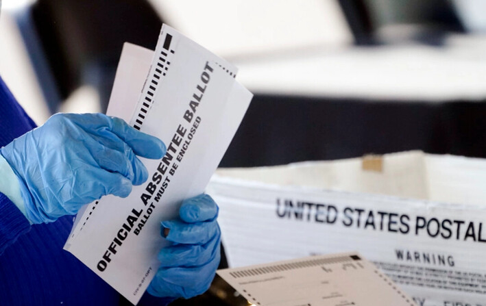 Un trabajador de la Junta de Registro y Elecciones del condado de Fulton procesa boletas de voto en ausencia en el State Farm Arena, en Atlanta, el 2 de noviembre de 2020. (John Bazemore/AP Photo)