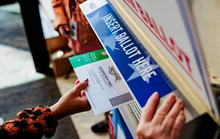 Una persona deposita una boleta de voto por correo en Doylestown, Pensilvania, el 15 de octubre de 2024. (Hannah Beier/Getty Images)