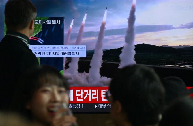 Un hombre mira un televisor que muestra un noticiero con imágenes de archivo de una prueba de misiles de Corea del Norte, en una estación de tren en Seúl el 5 de noviembre de 2024. (Anthony Wallace/AFP vía Getty Images)