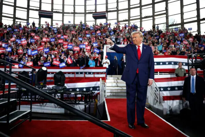 El expresidente Donald Trump sube al escenario durante un mitin de campaña en el J.S. Dorton Arena de Raleigh, Carolina del Norte, el 4 de noviembre de 2024. (Chip Somodevilla/Getty Images)