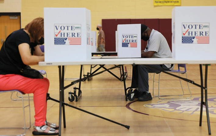 En esta fotografía de archivo sin fecha, la gente vota en Missouri. (Michael M. Santiago/Getty Images)