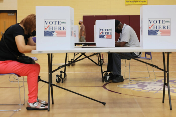 En esta fotografía de archivo sin fecha, la gente vota en Missouri. (Michael M. Santiago/Getty Images)