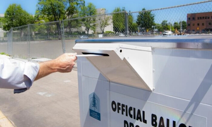 Un votante de Oregón deposita una papeleta de voto en ausencia en el condado de Lane. (Cortesía de Lane County Elections)