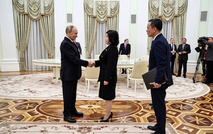 El presidente de Rusia, Vladimir Putin (izq.), saluda a la ministra de Asuntos Exteriores de Corea del Norte, Choe Son Hui, antes de sus conversaciones en Moscú, el 4 de noviembre de 2024. (Mikhail Tereshchenko/Pool/AFP vía Getty Images)