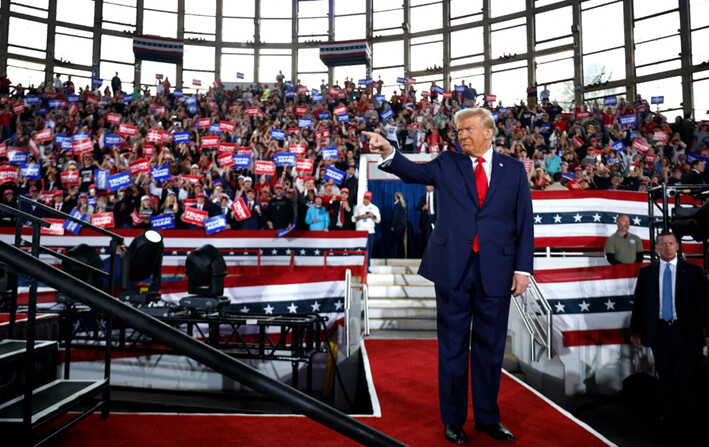 El candidato presidencial republicano, el expresidente estadounidense Donald Trump, sube al escenario durante un mitin de campaña en el JS Dorton Arena, en Raleigh, Carolina del Norte, el 4 de noviembre de 2024. (Chip Somodevilla/Getty Images)