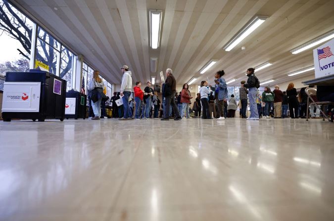 Los votantes esperan en fila para emitir su voto durante la votación anticipada para las elecciones generales de EE. UU. en un colegio electoral en Ottawa Hills High School en Grand Rapids, Michigan, el 3 de noviembre de 2024. (Kamil Krzaczynski/AFP vía Getty Images)