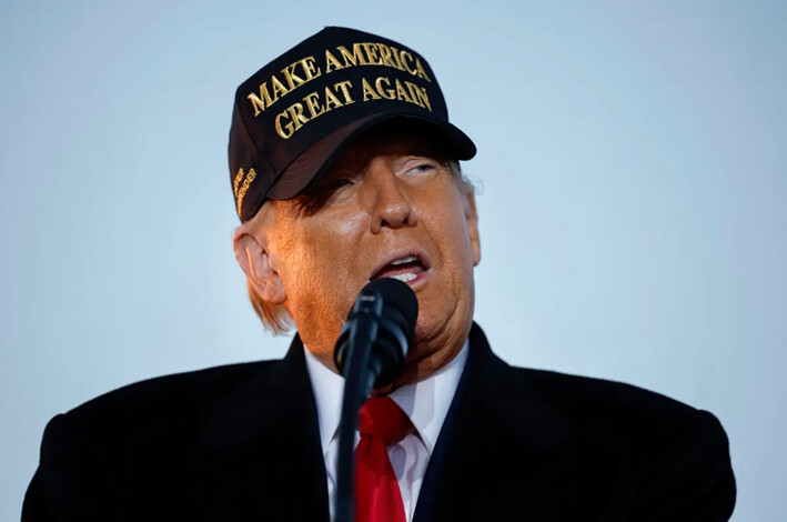 El candidato presidencial republicano, el expresidente de EE.UU. Donald Trump, habla durante un mitin de campaña en el Kinston Regional Jetport, en Kinston, Carolina del Norte, el 3 de noviembre de 2024. (Chip Somodevilla/Getty Images)