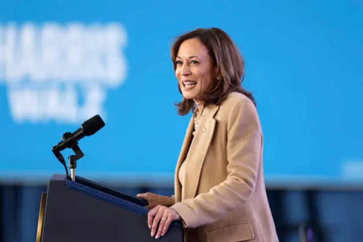 La vicepresidenta Kamala Harris, candidata presidencial demócrata, habla durante un mitin de campaña en Charlotte, Carolina del Norte, el 2 de noviembre de 2024. (Charly Triballeau/AFP vía Getty Images)