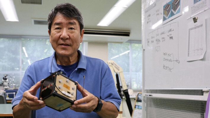 Takao Doi, ex astronauta japonés y profesor de la Universidad de Kioto, sostiene un modelo de ingeniería del LignoSat durante una entrevista con Reuters en su laboratorio de la Universidad de Kioto, en Kioto (Japón), el 25 de octubre de 2024. (Irene Wang/Reuters).