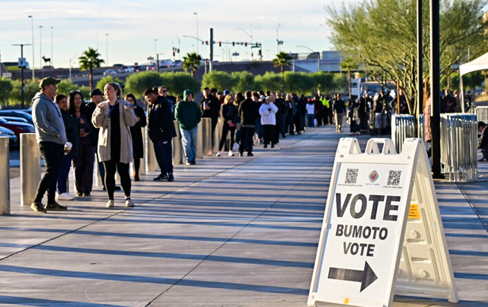 La gente hace fila en un centro de votación en el estadio Allegiant de Las Vegas, Nevada, el 5 de noviembre de 2024. (Frederic J. Brown/AFP vía Getty Images)