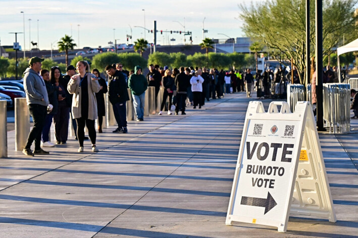 La gente hace fila en un centro de votación en el estadio Allegiant de Las Vegas, Nevada, el 5 de noviembre de 2024. (Frederic J. Brown/AFP vía Getty Images)