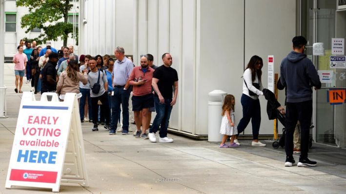 La economía domina la mente de muchos votantes al dirigirse a las urnas