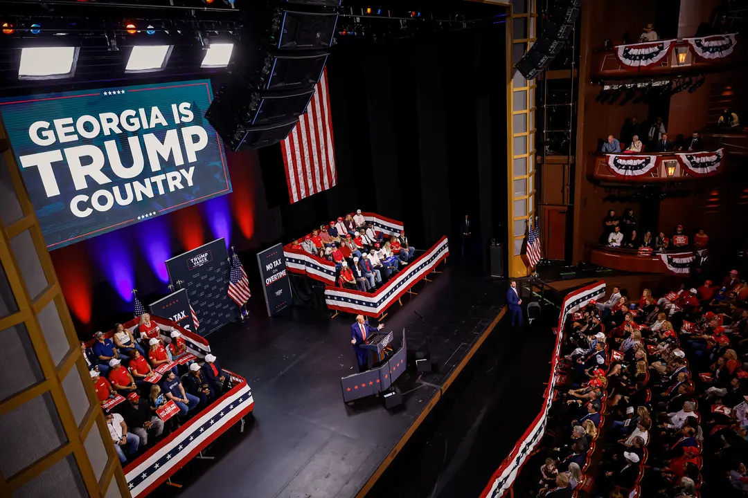 El candidato presidencial republicano, el expresidente Donald Trump, habla durante un mitin de campaña en Atlanta el 15 de octubre de 2024. (Kevin Dietsch/Getty Images)