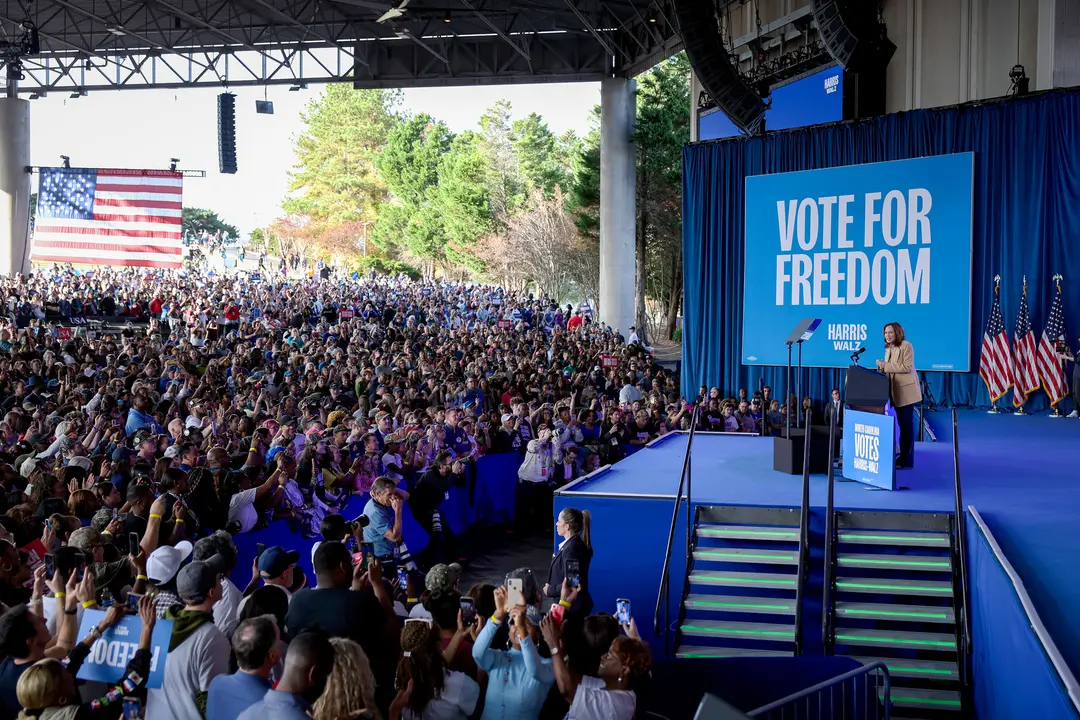 La candidata demócrata a la vicepresidencia Kamala Harris habla durante un mitin de campaña en Charlotte, Carolina del Norte, el 2 de noviembre de 2024. (Justin Sullivan/Getty Images)