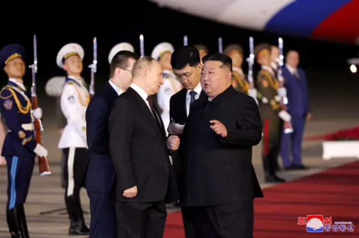 El presidente ruso, Vladimir Putin, es recibido por el líder norcoreano Kim Jong Un a su llegada a un aeropuerto en Pyongyang, Corea del Norte, en esta imagen publicada por la Agencia Central de Noticias de Corea, el 19 de junio de 2024. (KCNA vía Reuters)